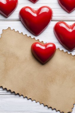 空白的纸页和红心木制的桌子上