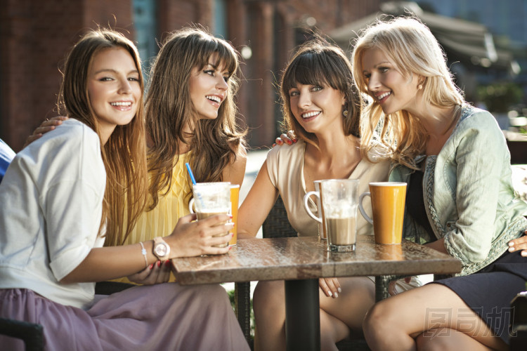 一群婦女在咖啡店