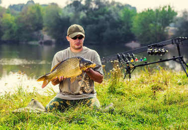 鲤鱼和渔夫，鲤鱼钓鱼奖杯.图片