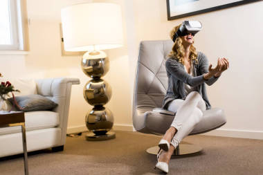 女人穿著虛擬現(xiàn)實的護目鏡