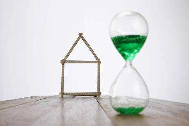 房子模型和沙漏圖片