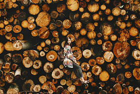 背包的时髦女人