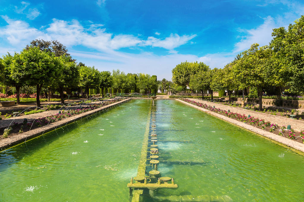 喷泉和花园在阿尔卡扎图片