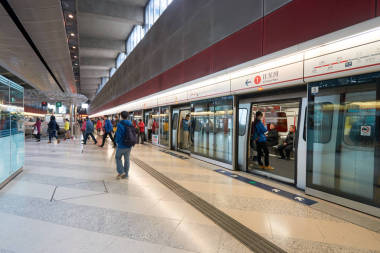 地铁平台上行走的人