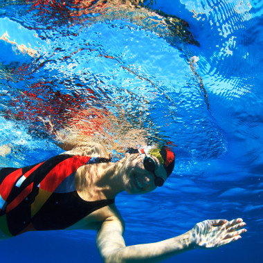 職業(yè)女性體育碩士水下微笑照片