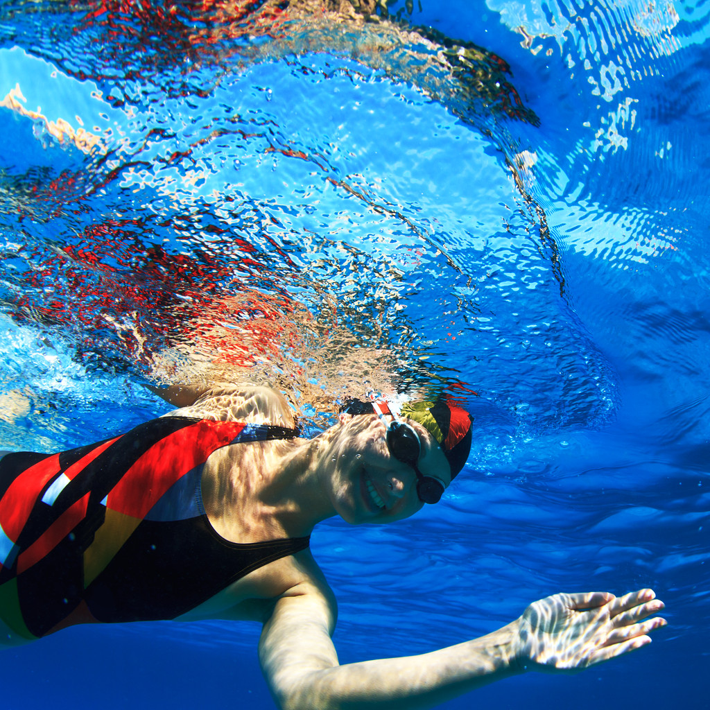 职业女性体育硕士水下微笑照片