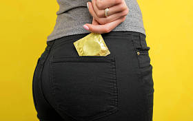 女人把避孕套在口袋里图片