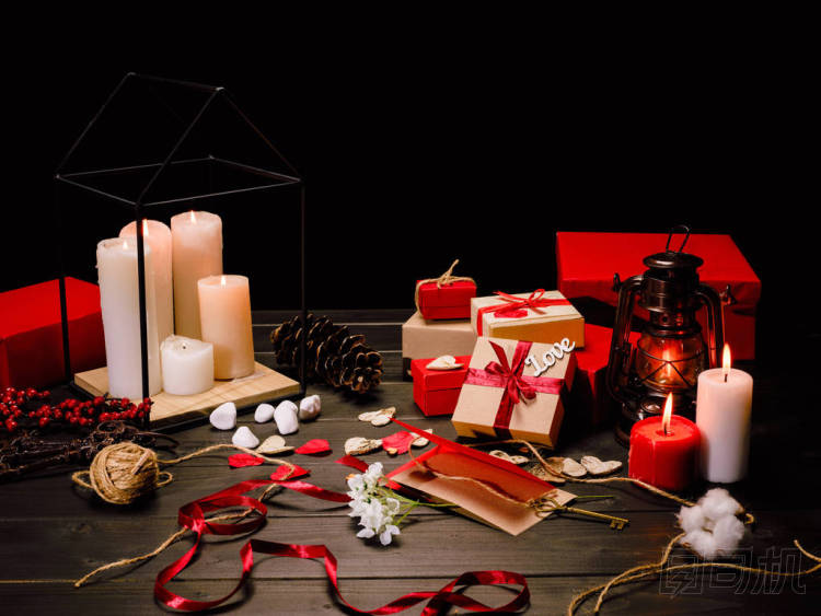礼品盒和蜡烛图片