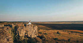 景观与新婚夫妇图片