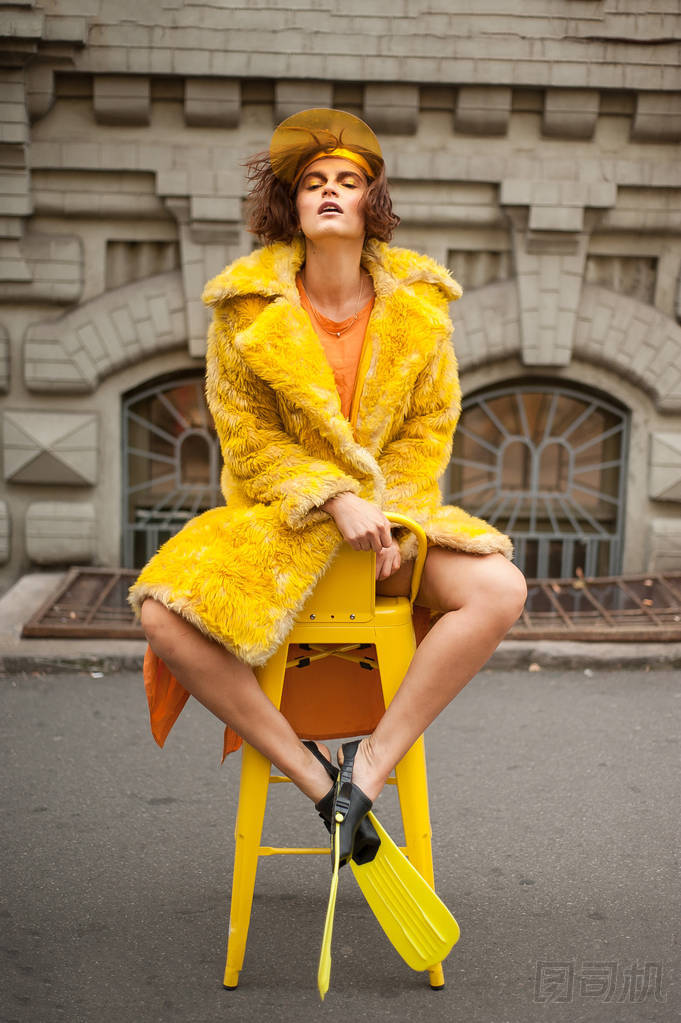 黃色的時(shí)尚形象。為主題的春季和太陽(yáng)的顏色