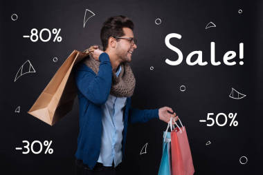 高兴愉快的男人拎着购物袋.图片