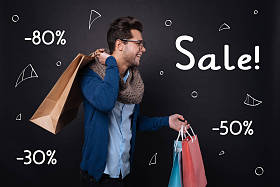 高兴愉快的男人拎着购物袋.图片