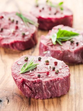 黑椒牛柳木菜板上的碎片