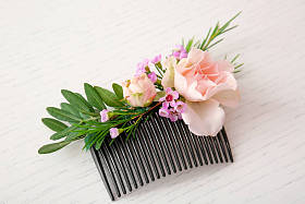 新娘梳点缀着鲜花