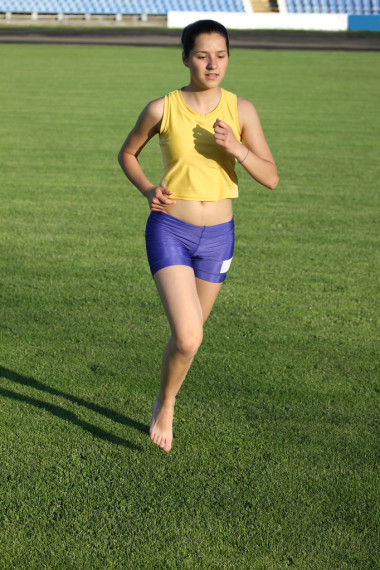 美麗少女運動女孩在草地上運