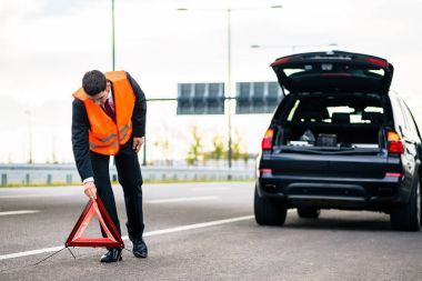 人與汽車(chē)發(fā)生故障架設(shè)三角警示