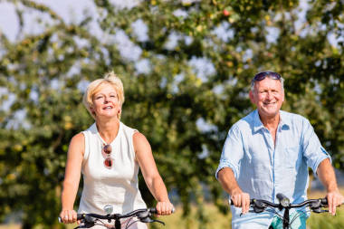 高级的女人和男人在自行车之旅