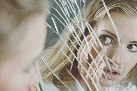 担心的女孩和青少年问题