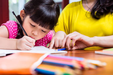 中國媽媽在家教育她的孩子圖片
