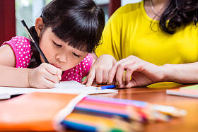 中国妈妈在家教育她的孩子图片
