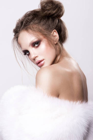 Beautifful 欧洲深色 woomen 与光泽清洁 healfy 皮肤