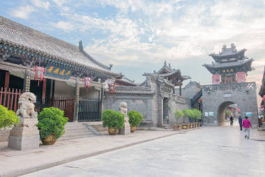 山西，中國(guó)-2015 年 9 月 8 日︰ 早上視圖的古代城市的坪 Yao(Unesco World Heritage site)。山西省平遙縣著名的歷史古跡.