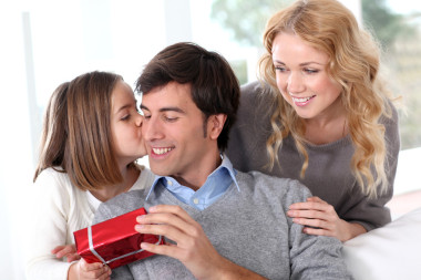 在家庭中的父亲节庆祝活动图片