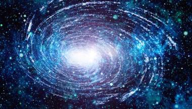 藍色的黑暗夜空有多的恒星。銀河在空間背景