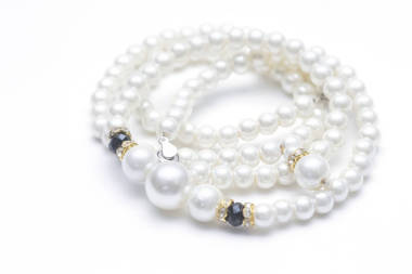 孤立在白色的珍珠項(xiàng)鏈