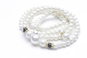 孤立在白色的珍珠项链