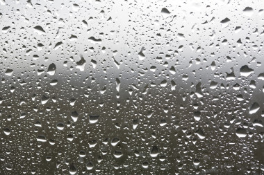 在一個(gè)窗口上的雨滴