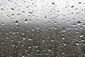 在一个窗口上的雨滴