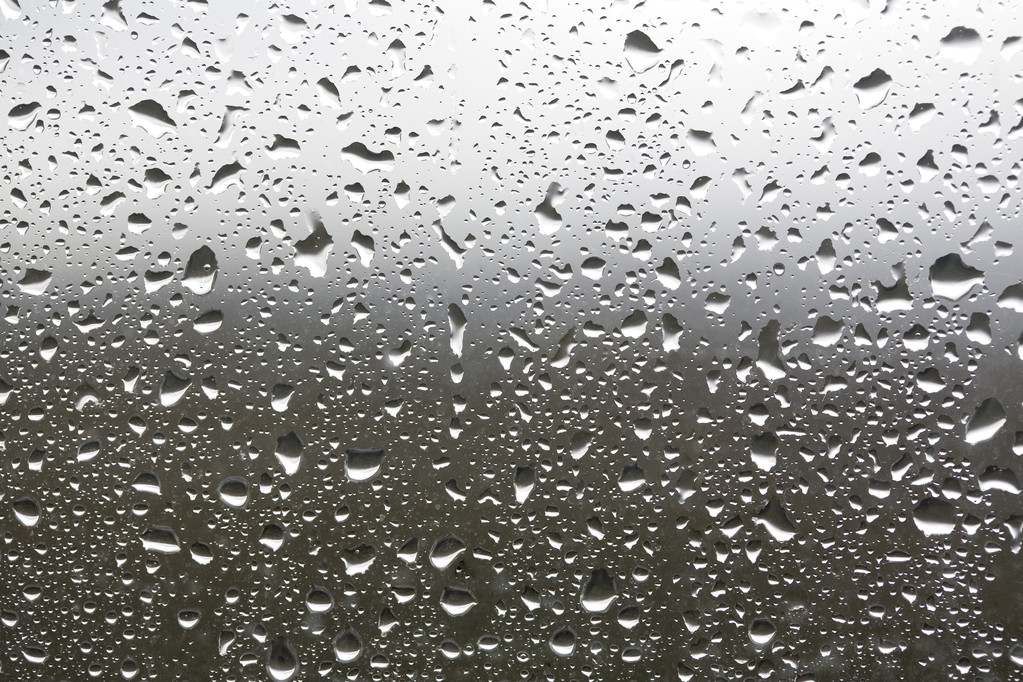 在一个窗口上的雨滴