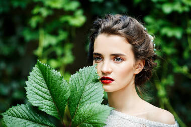 年轻的女孩，她手里的葡萄叶的肖像