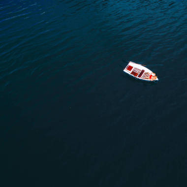 一艘船在水面上