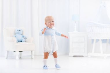 學走路的小男孩的第一步圖片