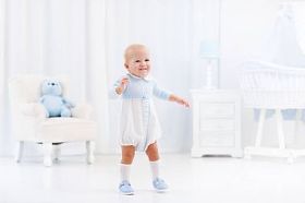 学走路的小男孩的第一步图片