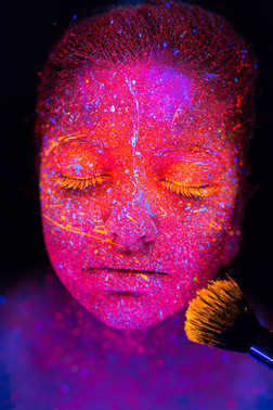 美丽的年轻女子照片