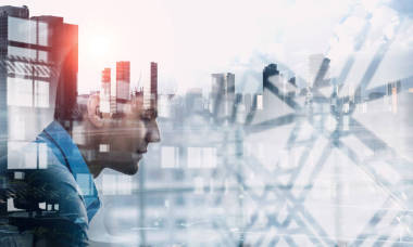 商人在办公室的曝光。混合媒体