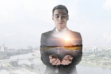 在现代城市背景下的商人。混合媒体