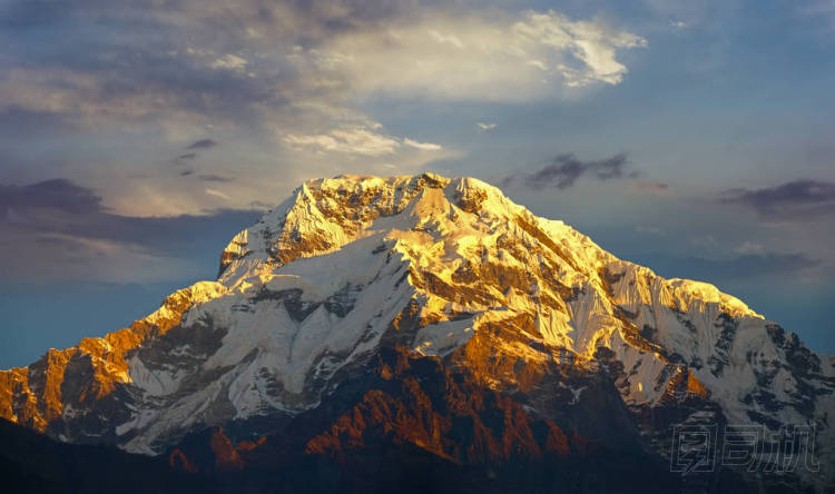 在初升的太阳的光线的山峰