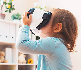 虚拟现实耳机蹒跚学步的女孩图片