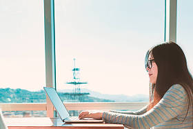 便携式计算机上工作的女子图片