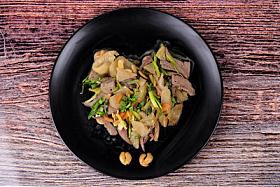 辣炒的泡菜生菜，猪肝照片