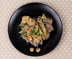 辣炒的泡菜生菜，猪肝图片