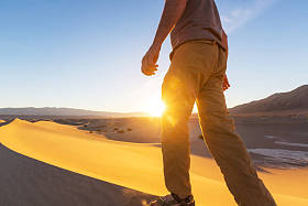 徒步旅行者在沙漠中图片