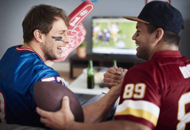 為團(tuán)隊(duì)歡呼的朋友