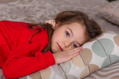 甜美的女孩，穿著睡衣準(zhǔn)備睡覺