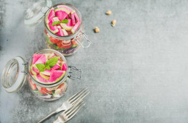 在罐子里的健康沙拉圖片