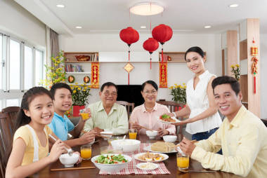 吃晚飯的幸福家庭圖片